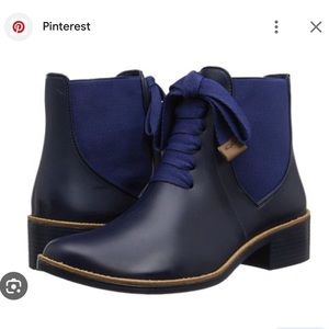 Bernardo Lacey Rain boot in Navy. Women’s size 8/9.